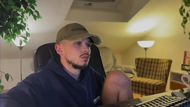 Snapshot of naked_psy chatting on 11-15-25, 10:04 naked psy online show from 11-15-25, 10:04