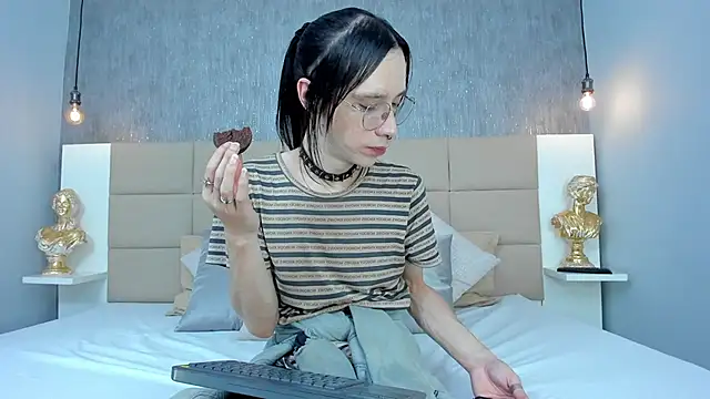 Hecatee 77 online show from 03-06-26, 07:43