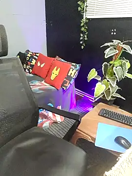 Snapshot of Rayansmith_ chatting on 10-20-25, 11:32 Rayansmith online show from 10-20-25, 11:32