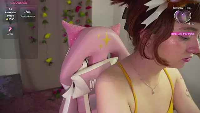 Snapshot of molly_russell chatting on 10-27-25, 09:19 molly russell online show from 10-27-25, 09:19