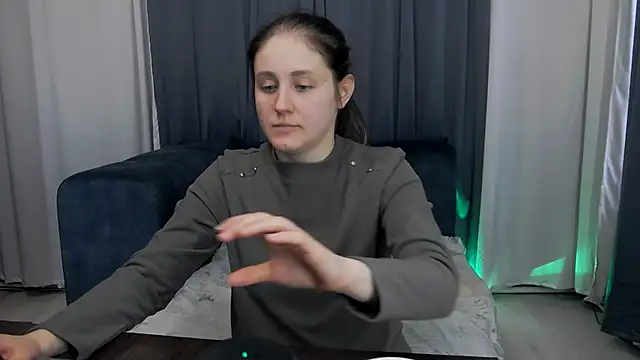 Holliy Cooper online show from 04-24-26, 07:44