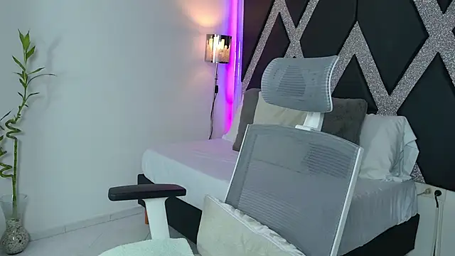 Snapshot of blonde_cat15 chatting on 06-12-26, 03:05 blonde cat15 online show from 06-12-26, 03:05