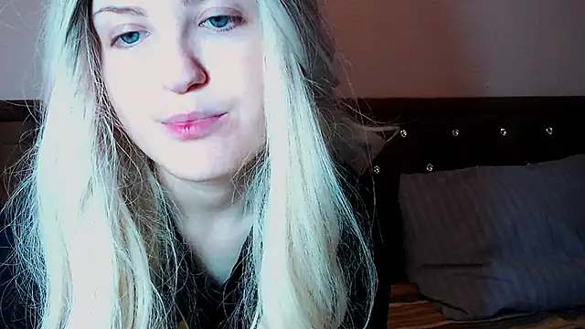 Snapshot of Sara4uu chatting on 12-15-25, 11:53 Sara4uu online show from 12-15-25, 11:53