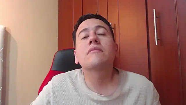 Snapshot of oliver_price1 chatting on 12-24-24, 11:00 oliver price1 online show from 12-24-24, 11:00