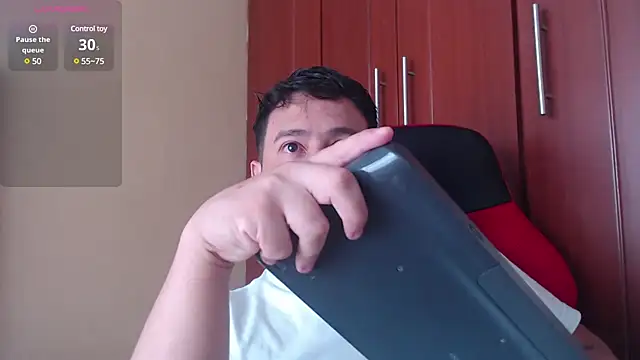 Snapshot of oliver_price1 chatting on 03-19-25, 08:32 oliver price1 online show from 03-19-25, 08:32