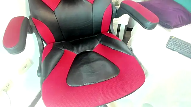 Snapshot of oliver_price1 chatting on 12-02-25, 04:24 oliver price1 online show from 12-02-25, 04:24