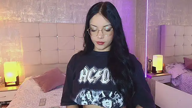 Snapshot of Baby_Venuss chatting on 02-24-25, 03:44 Baby Venuss online show from 02-24-25, 03:44